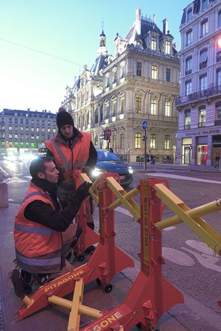 F18 – Montage de barrières F18 à Lyon 2019 - Hexagone-solutions