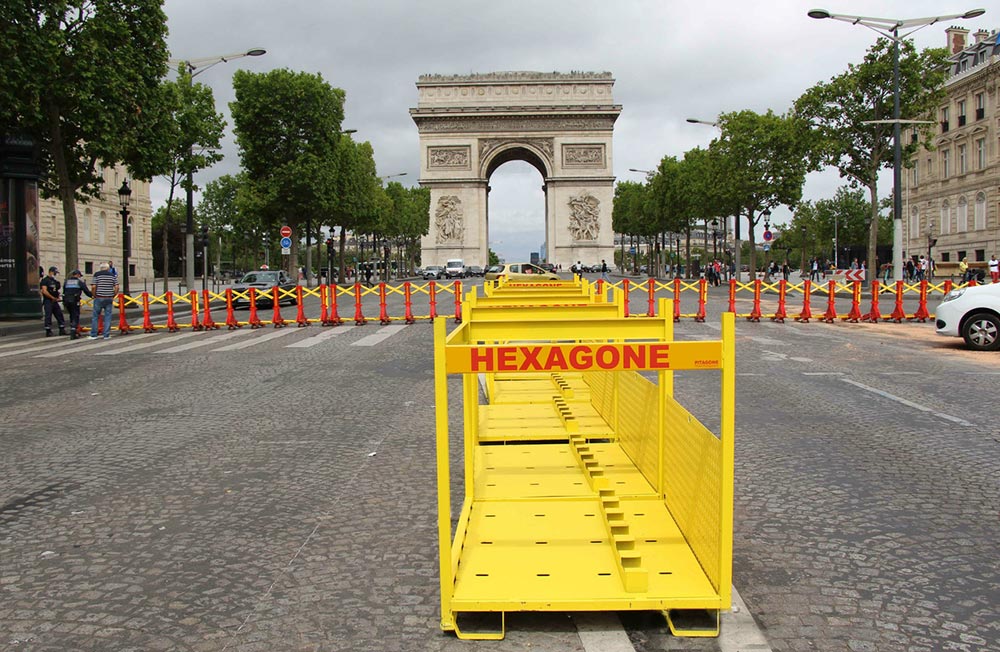 F18 - Barrière anti-bélier avec rack de rangement - Hexagone Solutions